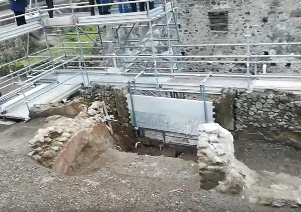 V.7.7 Pompeii. 2018. The tops of walls of the fauces from behind. 
The entrance on the Vicolo delle Nozze d’Argento can be seen (boarded) in front and the window of V.2.i opposite.
Photograph © Parco Archeologico di Pompei.
