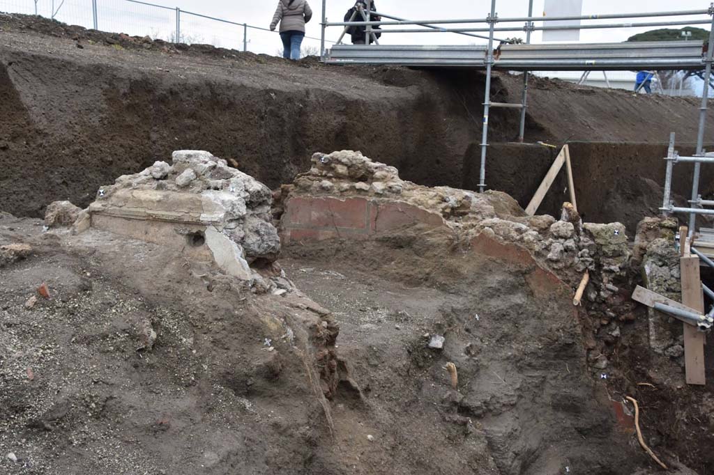V.7.7 Pompeii. 2018. The tops of walls of the fauces. On the rear of the east side can just be seen the outline of two dolphins.
Photograph © Parco Archeologico di Pompei.