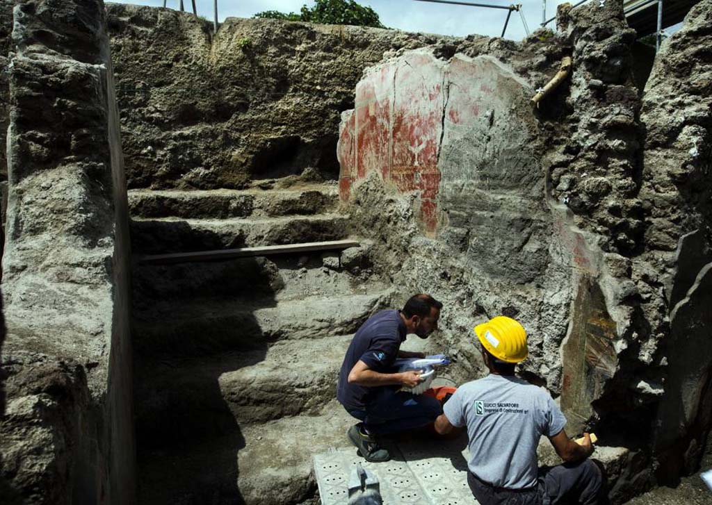 V.7.7 Pompeii. 2018. Fauces during excavation showing painted east wall.
Photograph © Parco Archeologico di Pompei.