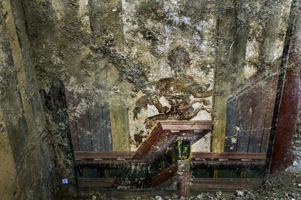 V.7.7 Pompeii. 2018. Architectural painting with centaur.
Photograph © Parco Archeologico di Pompei.