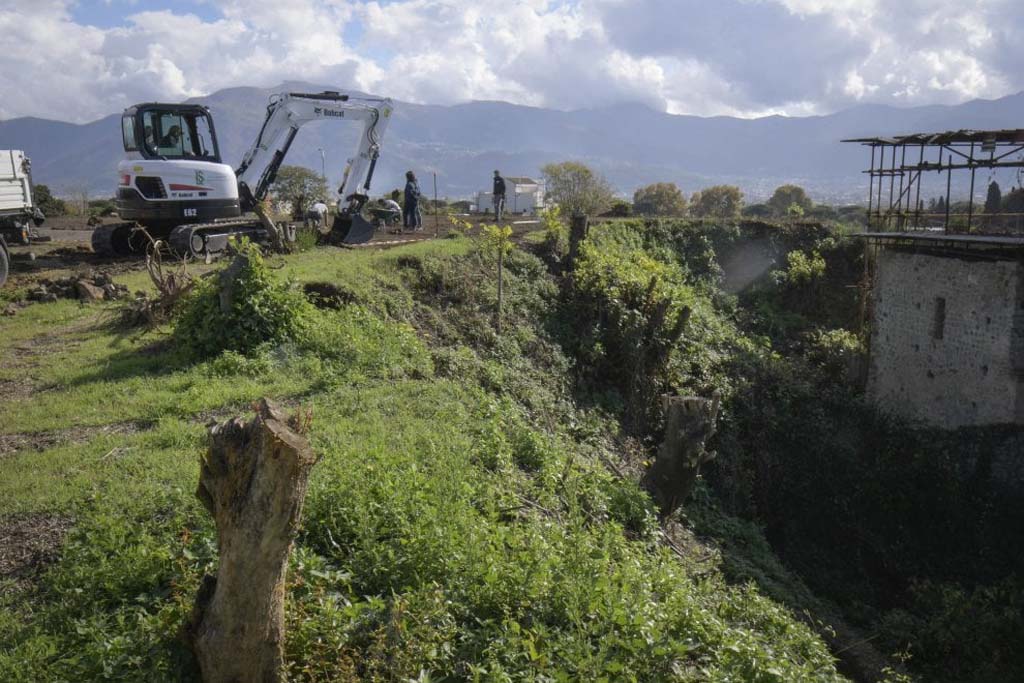 V.7.7 Pompeii. View from near junction of Vicolo delle Nozze d’Argento and the still buried Vicolo dei Balconi at the start of excavations in 2018. Looking towards the Casina dell'Aquila.
Photograph © Parco Archeologico di Pompei.