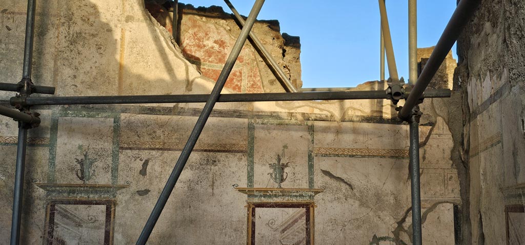 V.7.7 Pompeii. December 2023. Detail of painted decoration from east wall. Photo courtesy of Miriam Colomer.