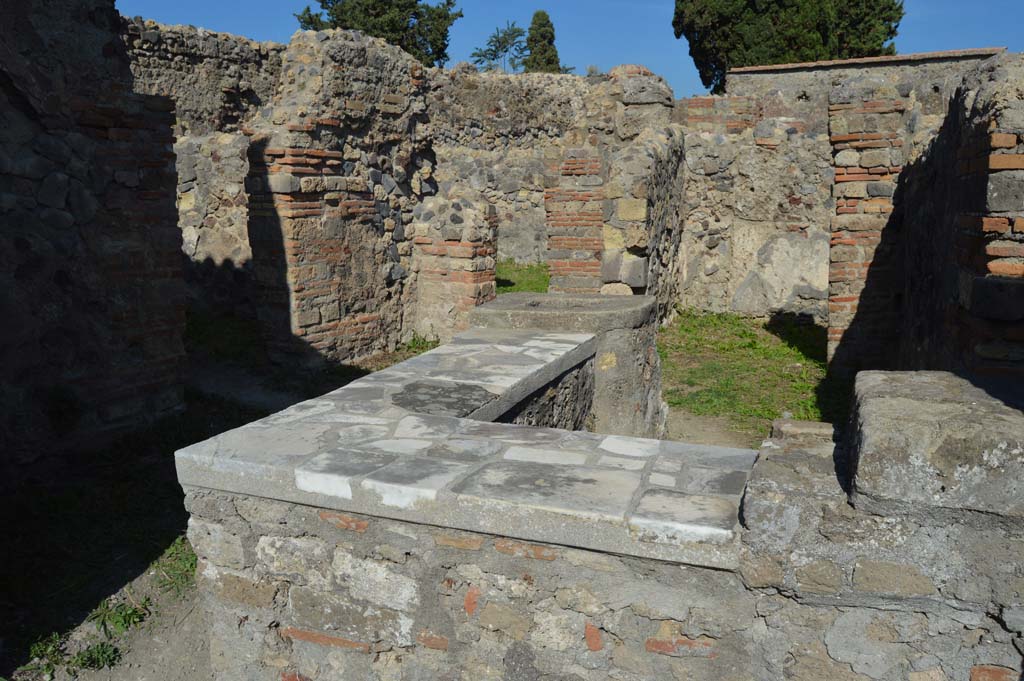 VI.1.2, Pompeii. October 2017. Looking north-east across bar-counter towards rear rooms.
Foto Taylor Lauritsen, ERC Grant 681269 DÉCOR.