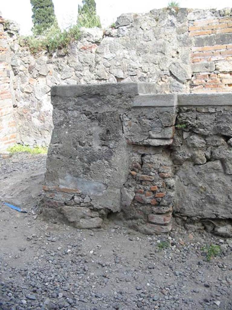 VI.1.2 Pompeii. May 2003. Looking towards north side of counter, at its eastern end near the hearth. Photo courtesy of Nicolas Monteix.