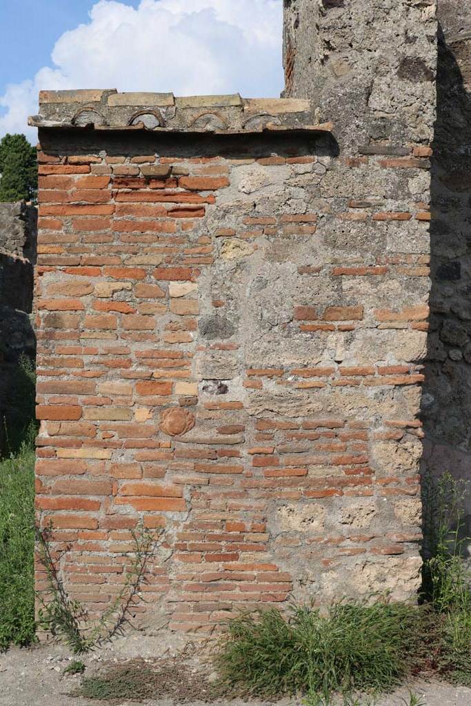 VI.1.4 Pompeii. December 2018. 
Pilaster with terracotta mask on south side of entrance doorway. Photo courtesy of Aude Durand.