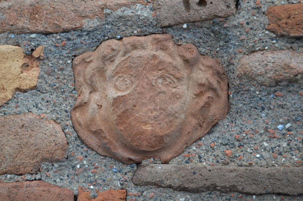 VI.1.4 Pompeii. March 2018.Terracotta mask of head embedded in masonry on south side of entrance doorway.
Foto Taylor Lauritsen, ERC Grant 681269 DÉCOR.