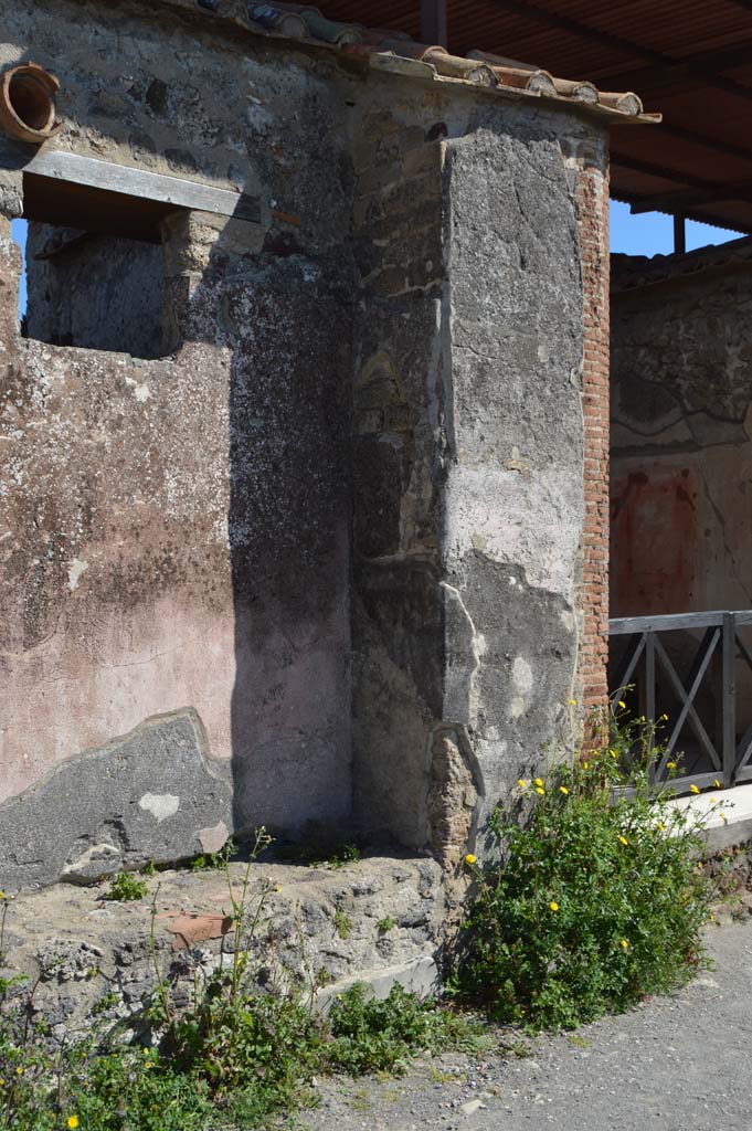 VI.1.5 Pompeii. March 2019. 
Exterior wall with bench on Via Consolare, on south side of entrance doorway, with VI.1.6, on right.
Foto Taylor Lauritsen, ERC Grant 681269 DÉCOR.