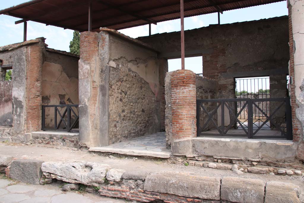 VI.1.6 Pompeii, on left. September 2021. 
Looking towards entrance doorways on east side of Via Consolare. VI.1.7 in centre, VI.1.8 on right. Photo courtesy of Klaus Heese.