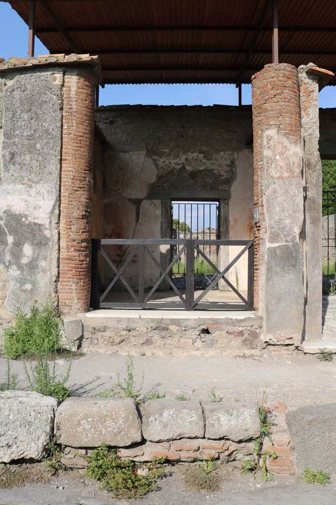 VI.1.6 Pompeii. December 2018. 
Looking east to entrance doorway. Photo courtesy of Aude Durand.