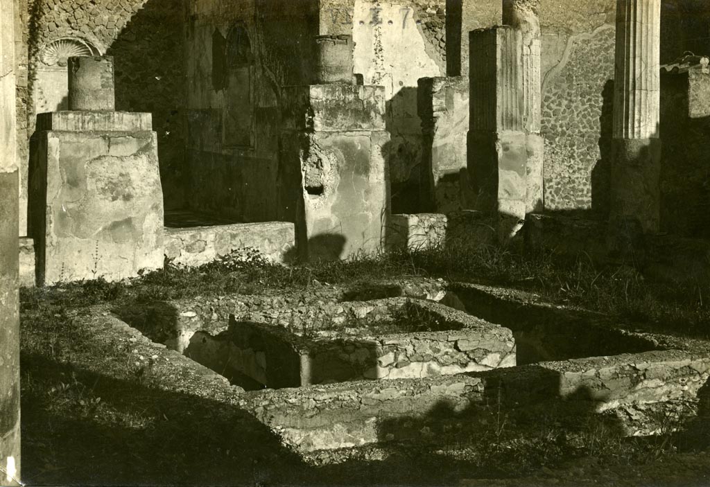VI.1.7 Pompeii. Pre-1937-39. Looking north-east across pools in peristyle.
Photo courtesy of American Academy in Rome, Photographic Archive. Warsher collection no. 1399.