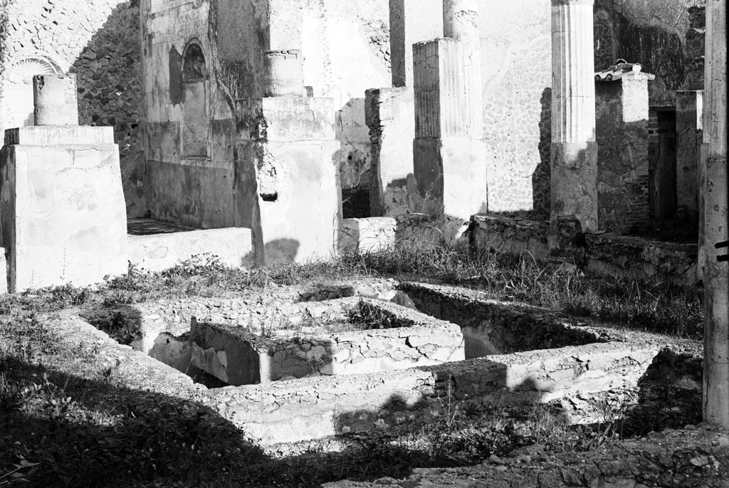 VI.1.7 Pompeii. W.1391. Looking north-east across pools in peristyle.
Photo by Tatiana Warscher. Photo © Deutsches Archäologisches Institut, Abteilung Rom, Arkiv.