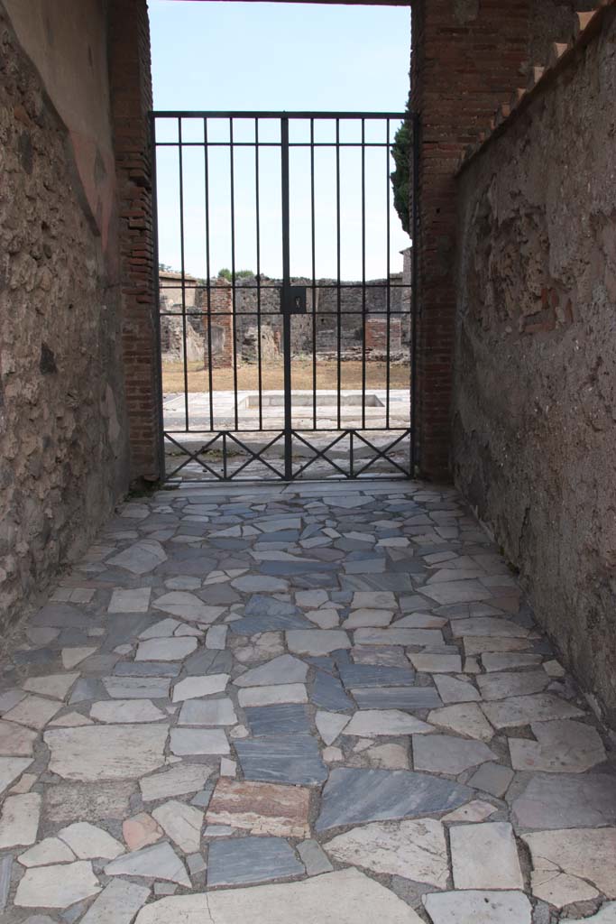 VI.1.7 Pompeii. September 2021. 
Looking east towards atrium from entrance corridor. Photo courtesy of Klaus Heese.