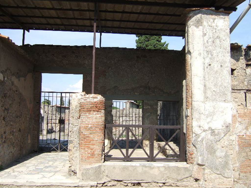 VI.1.7 on left, and VI.1.8 Pompeii, on right. September 2004. Entrance doorways, looking east.