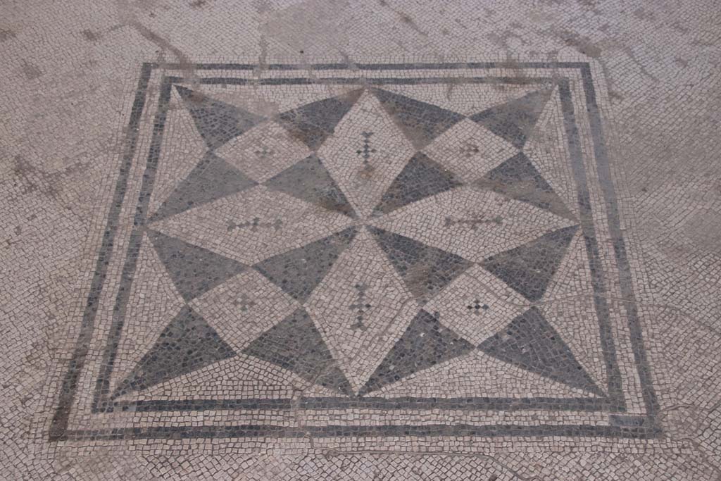 VI.1.8 Pompeii. September 2021. 
Central floor mosaic, a square emblema containing stars of black and white mosaics with four points. Photo courtesy of Klaus Heese.