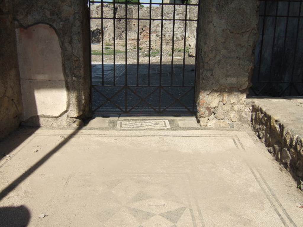 VI.1.8 Pompeii. September 2005. Floor mosaic in doorway to atrium of VI.1.7, looking east.