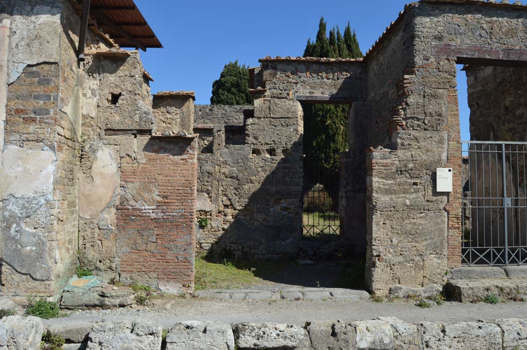 VI.1.9 Pompeii. March 2019. Looking east to entrance doorway to a shop, linked to VI.1.10.
Foto Taylor Lauritsen, ERC Grant 681269 DÉCOR.