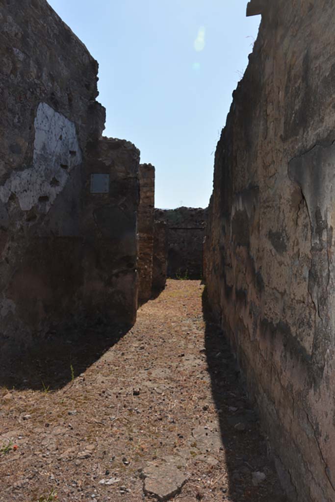 VI.1.10 Pompeii. September 2019. Looking south from near doorway to room 9.
Foto Annette Haug, ERC Grant 681269 DÉCOR.