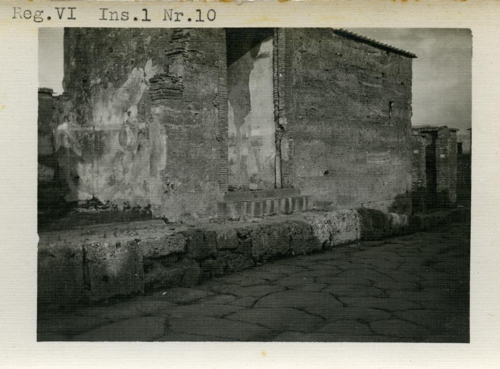 VI.1.10 Pompeii. Pre-1937-1939. Entrance doorway, looking east.
Photo courtesy of American Academy in Rome, Photographic Archive. Warsher collection no. 401.