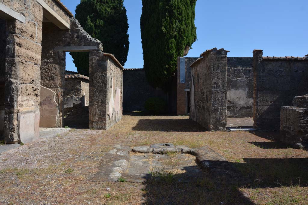 VI.1.10 Pompeii. September 2019. Room 1, looking east across impluvium in atrium.
Foto Annette Haug, ERC Grant 681269 DÉCOR.