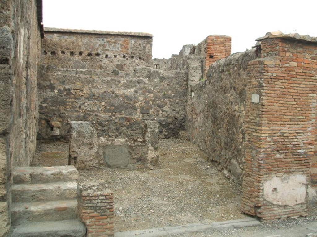 VI.1.12 Pompeii. May 2005. Entrance to shop, with rear room. According to Eschebach, in the rear room was a heath and latrine. See Eschebach, L., 1993. Gebäudeverzeichnis und Stadtplan der antiken Stadt Pompeji. Köln: Böhlau. (p.153)