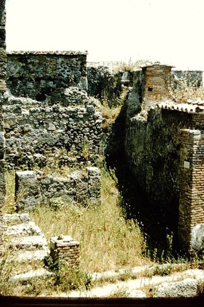 VI.1.12 Pompeii. 1957. Looking west from Via Consolare. Photo by Stanley A. Jashemski.
Source: The Wilhelmina and Stanley A. Jashemski archive in the University of Maryland Library, Special Collections (See collection page) and made available under the Creative Commons Attribution-Non Commercial License v.4. See Licence and use details.
J57f0163