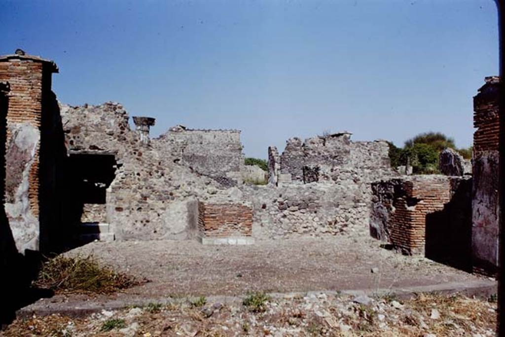 VI.1.13 Pompeii. 1968. Looking east from Via Consolare. Photo by Stanley A. Jashemski.
Source: The Wilhelmina and Stanley A. Jashemski archive in the University of Maryland Library, Special Collections (See collection page) and made available under the Creative Commons Attribution-Non Commercial License v.4. See Licence and use details.
J68f1990