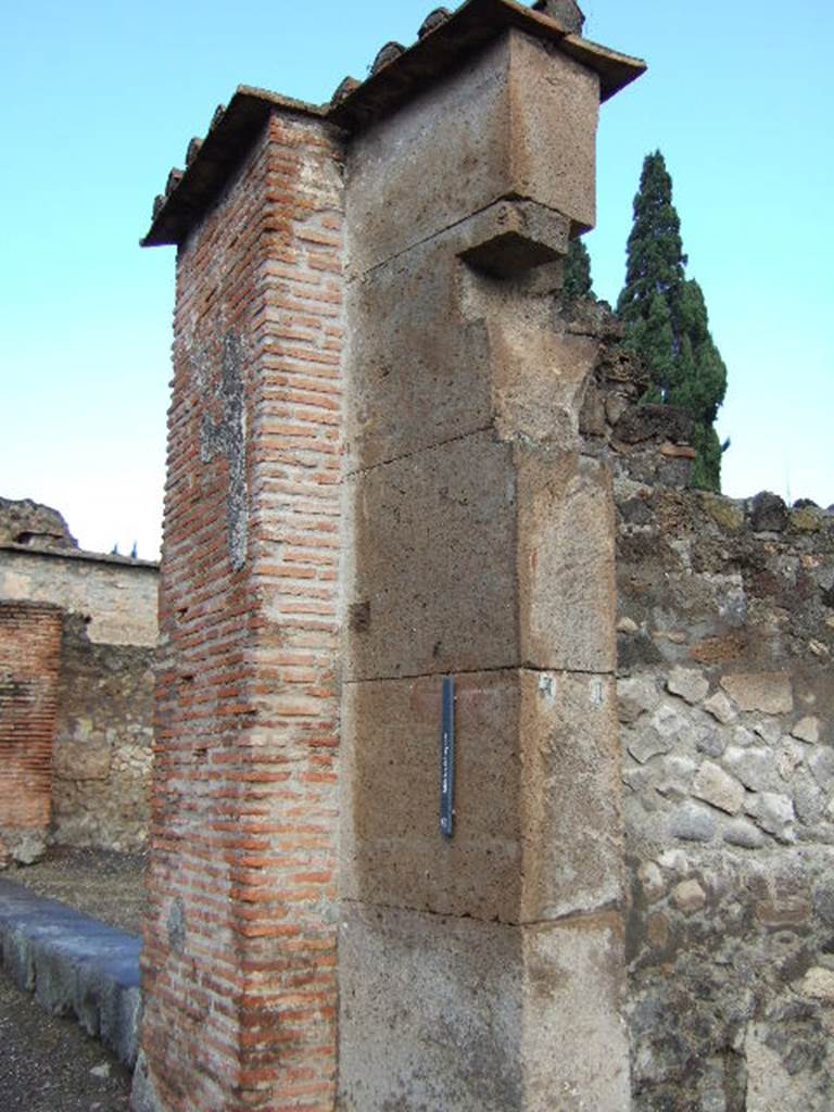 VI.1.14 Pompeii.  December 2005.  North side of entrance.