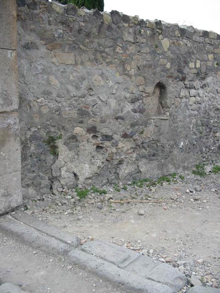 VI.1.14 Pompeii. May 2003. North wall with arched niche, near entrance doorway. 
Photo courtesy of Nicolas Monteix.