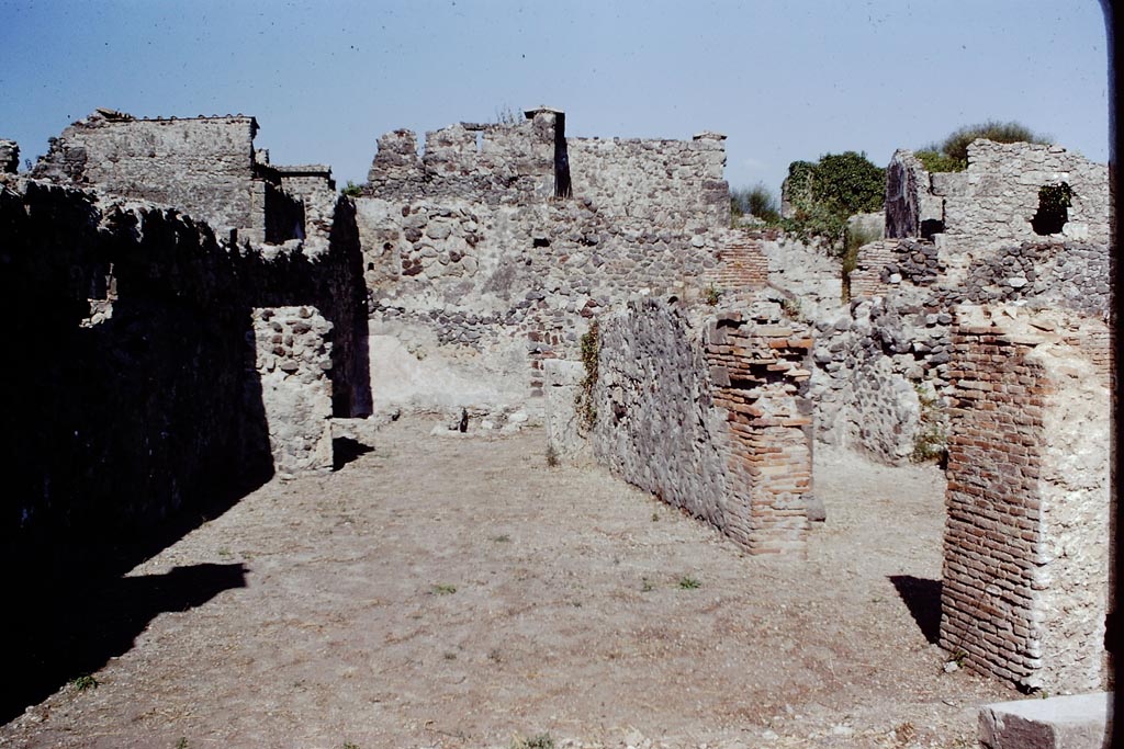 VI.1.14 Pompeii. 1968. Looking east. Photo by Stanley A. Jashemski.
Source: The Wilhelmina and Stanley A. Jashemski archive in the University of Maryland Library, Special Collections (See collection page) and made available under the Creative Commons Attribution-Non Commercial License v.4. See Licence and use details.
J68f1989
