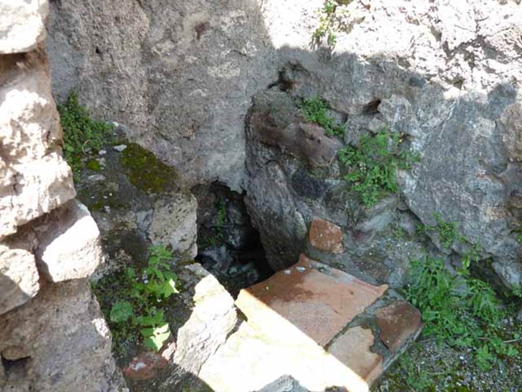 VI.1.22 Pompeii. May 2010. Latrine.