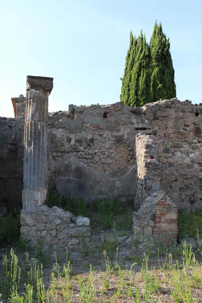VI.1.22, Pompeii. December 2018. 
Looking north to central room. Photo courtesy of Aude Durand.