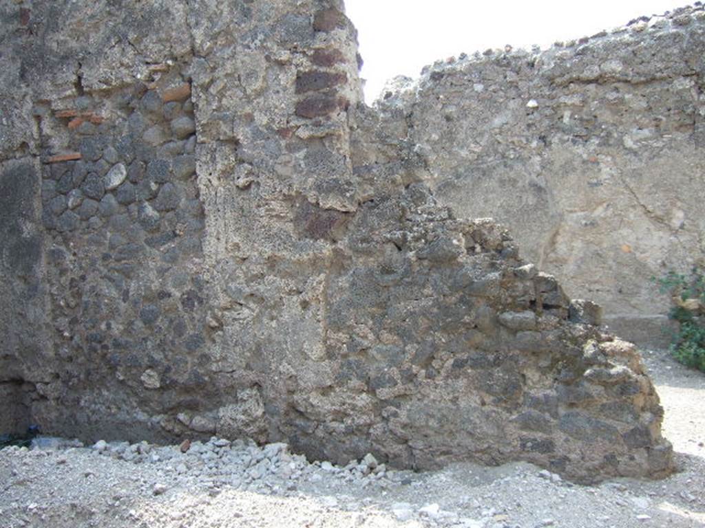 VI.1.24 Pompeii. September 2005. Looking west from entrance doorway, into room 32 (of our room numbers). According to Bragantini, this room was numbered 19. See Bragantini, de Vos, Badoni, 1983. Pitture e Pavimenti di Pompei, Parte 2. Rome: ICCD. (plan of VI.1).
