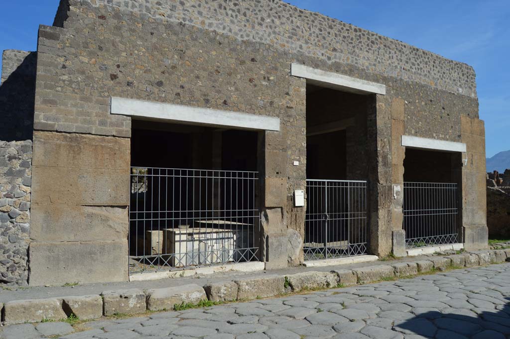 VI.2.5, on left, VI.2.4, in centre, and VI.2.3, on right. October 2017. Looking towards entrance doorways on Via Consolare.
Foto Taylor Lauritsen, ERC Grant 681269 DÉCOR.