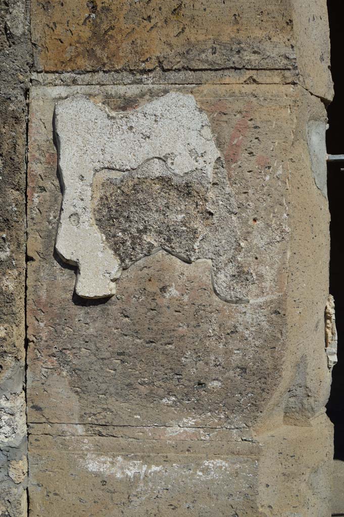VI.2.3 Pompeii. October 2017. Pilaster on north (left) side of entrance doorway.
Foto Taylor Lauritsen, ERC Grant 681269 DÉCOR.