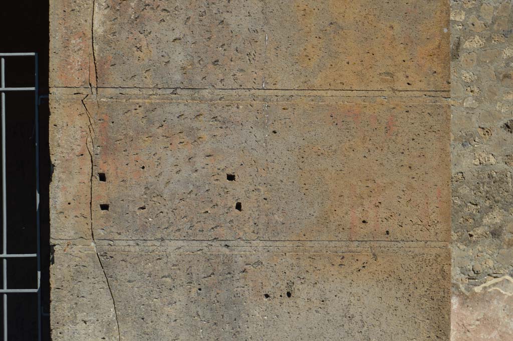 VI.2.3 Pompeii. October 2017. Detail from pilaster on south (right) side of entrance doorway.
Foto Taylor Lauritsen, ERC Grant 681269 DÉCOR.