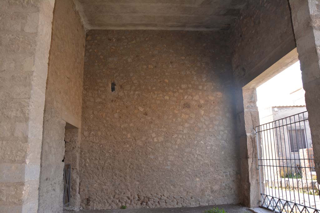 VI.2.3 Pompeii. March 2019. Looking south across shop-room, from VI.2.4.
Foto Annette Haug, ERC Grant 681269 DÉCOR.