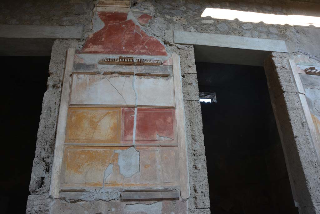 VI.2.4 Pompeii. March 2019. 
Detail of painted wall decoration on north side of atrium, between doorways to the anteroom of the winter triclinium, and a cubiculum.
Foto Annette Haug, ERC Grant 681269 DÉCOR.
