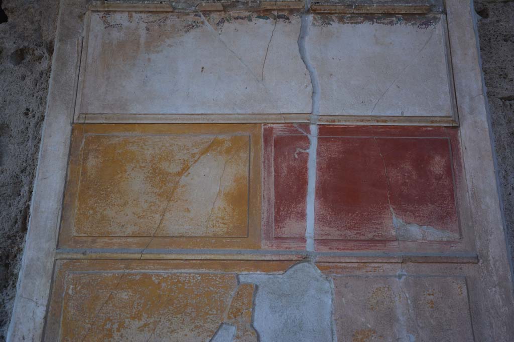 VI.2.4 Pompeii, December 2017. Detail of painted wall decoration on north side of atrium. 
Foto Annette Haug, ERC Grant 681269 DÉCOR.