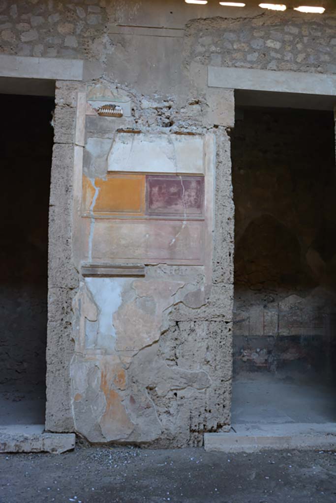VI.2.4 Pompeii, December 2017. 
Painted wall decoration on pilaster between doorways to the first and second cubiculum, on north side of atrium.
Foto Annette Haug, ERC Grant 681269 DÉCOR.
