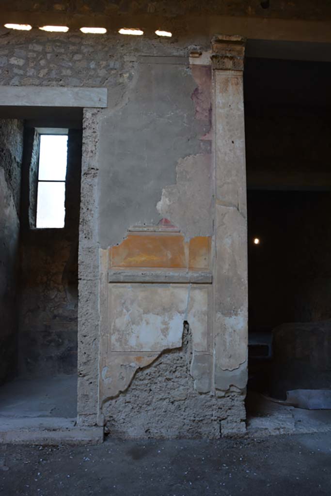 VI.2.4 Pompeii, December 2017. 
Painted wall decoration on pilaster between doorway to the second cubiculum, on left, and north ala, on north side of atrium.
Foto Annette Haug, ERC Grant 681269 DÉCOR.