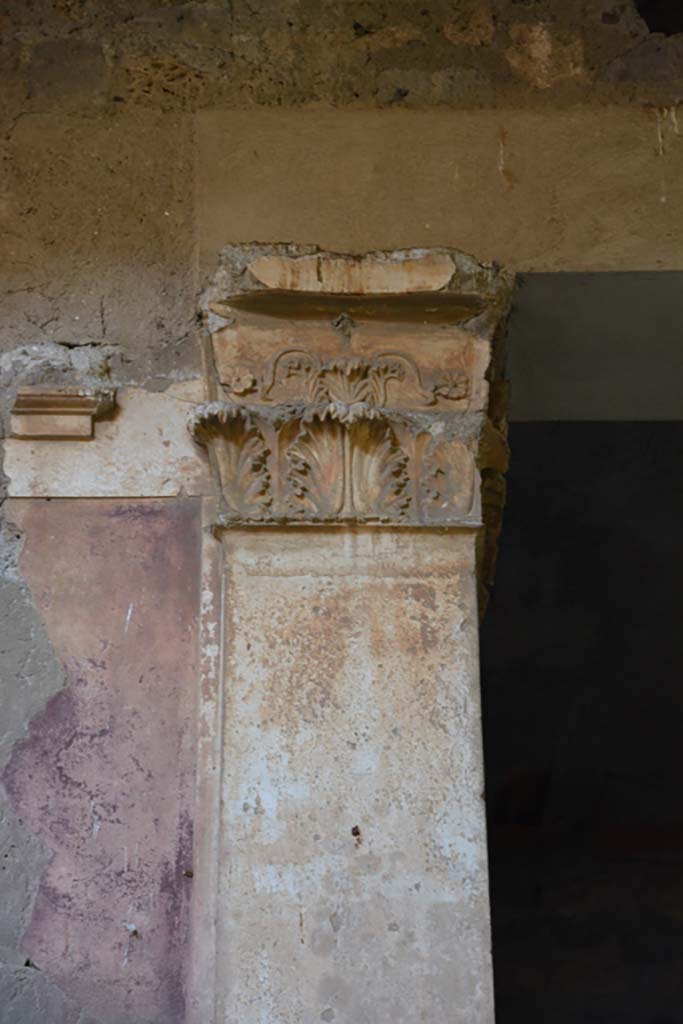 VI.2.4 Pompeii. December 2017. Looking north to capital from atrium.
Foto Annette Haug, ERC Grant 681269 DÉCOR.