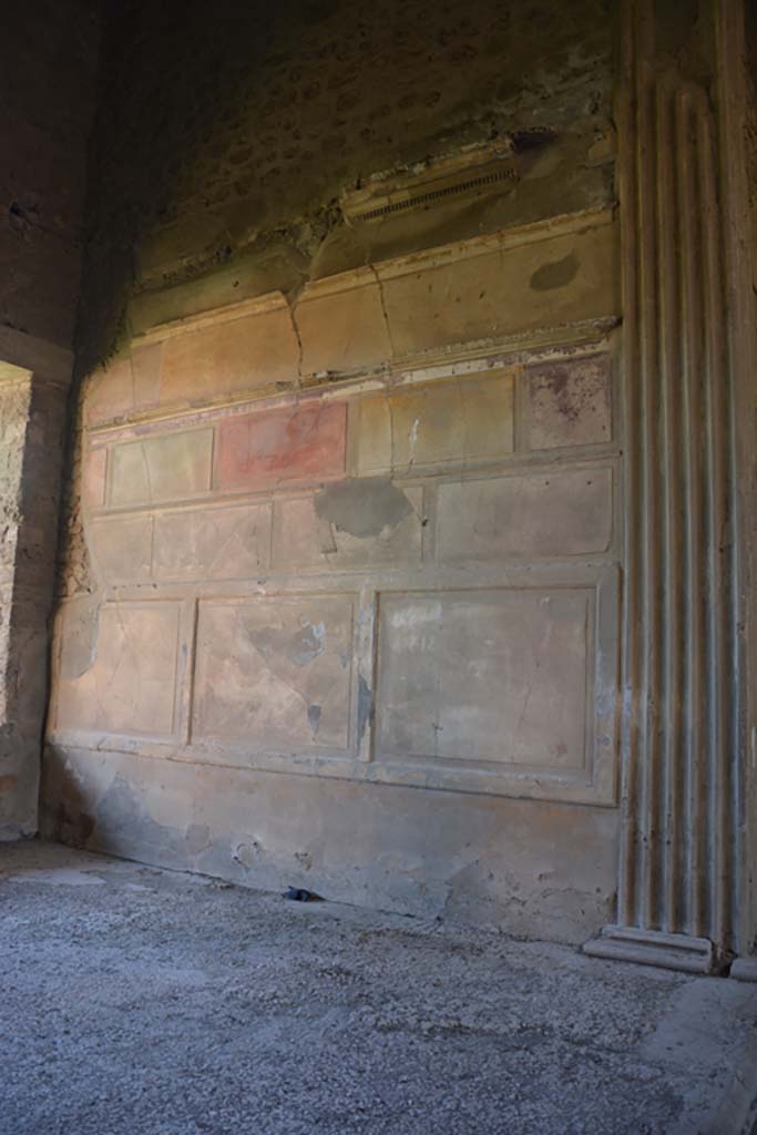 VI.2.4 Pompeii, December 2017. Looking towards south wall in tablinum.
Foto Annette Haug, ERC Grant 681269 DÉCOR.