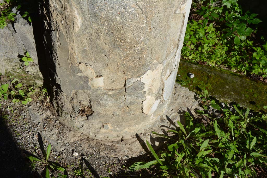 VI.2.4 Pompeii. December 2017. Detail of base of column at south end of portico.
Foto Annette Haug, ERC Grant 681269 DÉCOR.