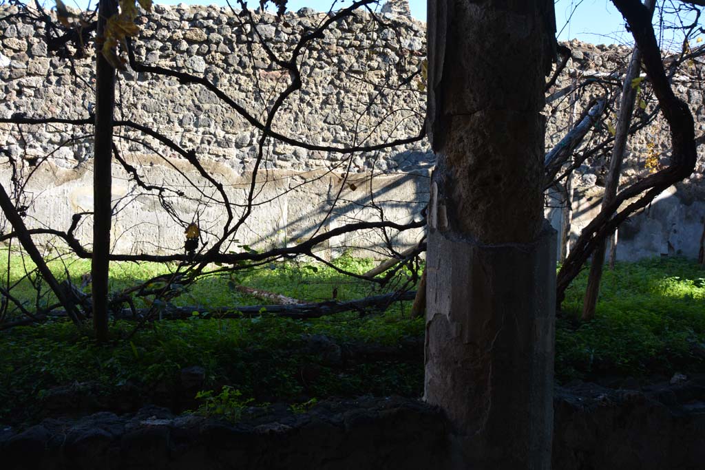 VI.2.4 Pompeii. December 2017. Looking east at north end of portico.
Foto Annette Haug, ERC Grant 681269 DÉCOR.
