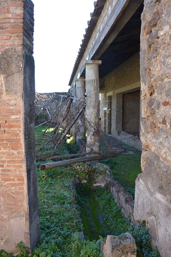 VI.2.4 Pompeii. December 2017. Looking south across basin/gutter at north end of portico.
Foto Annette Haug, ERC Grant 681269 DÉCOR.