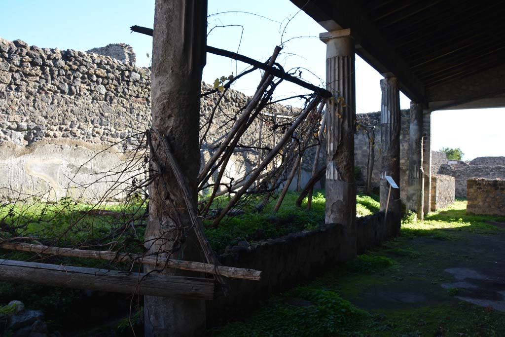 VI.2.4 Pompeii. December 2017. Looking south-east across garden portico.
Foto Annette Haug, ERC Grant 681269 DÉCOR.