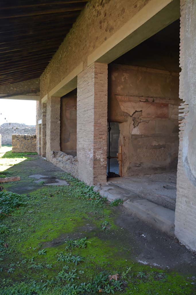 VI.2.4 Pompeii. December 2017. 
Looking south along portico, with doorway to oecus and window into tablinum.
Foto Annette Haug, ERC Grant 681269 DÉCOR.