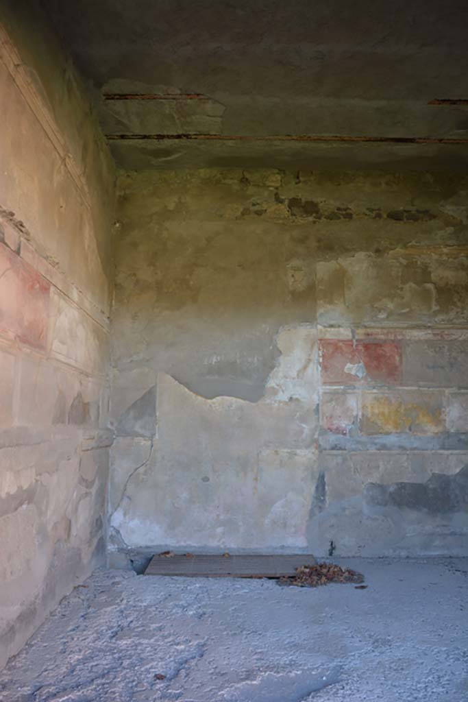 VI.2.4 Pompeii. December 2017. 
Looking across flooring towards west wall in south-west corner of oecus.
Foto Annette Haug, ERC Grant 681269 DÉCOR.