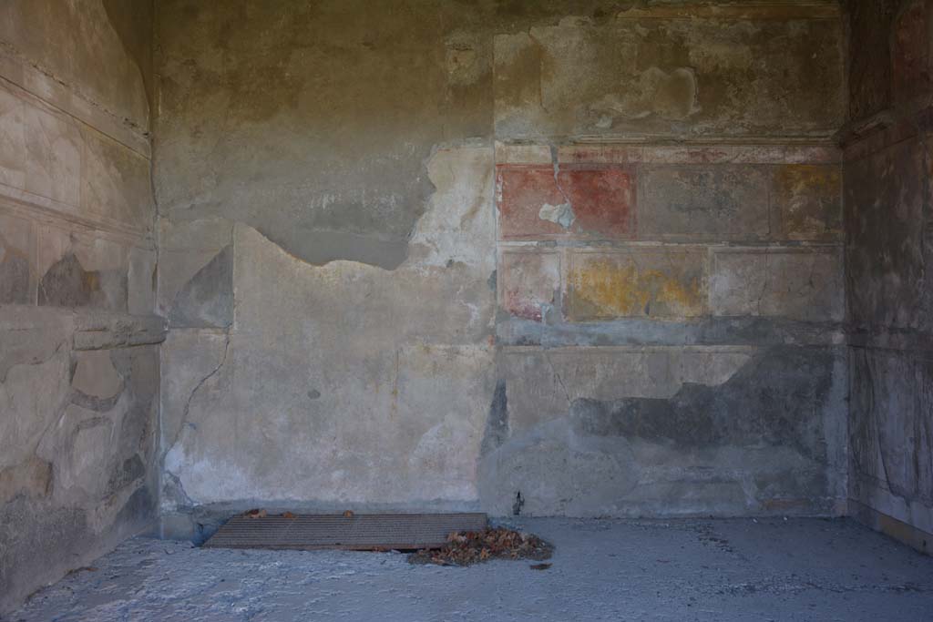 VI.2.4 Pompeii. December 2017. Looking towards lower west wall of oecus.
Foto Annette Haug, ERC Grant 681269 DÉCOR.
