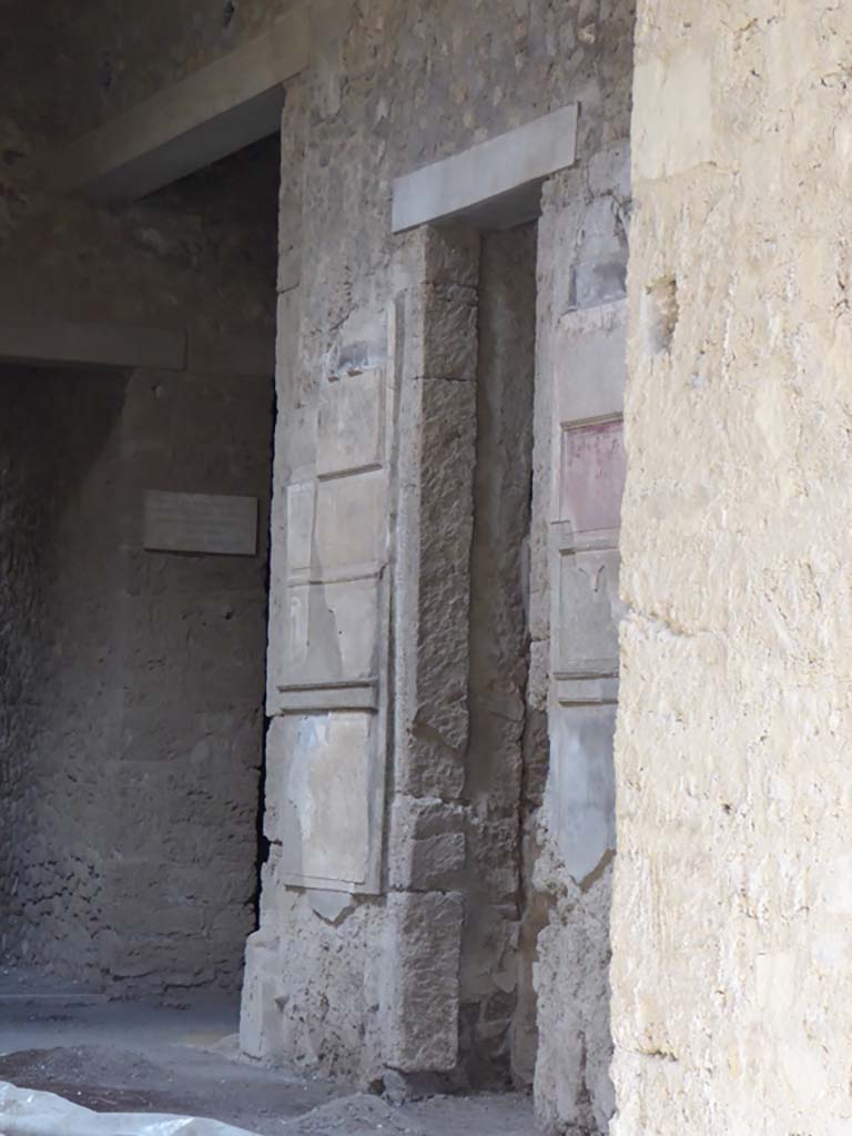 VI.2.4 Pompeii, January 2017. South side of atrium.
Looking south-east towards south ala, on left, and pilaster, in centre, next to doorway leading to garden apartments, centre right.
Foto Annette Haug, ERC Grant 681269 DÉCOR.